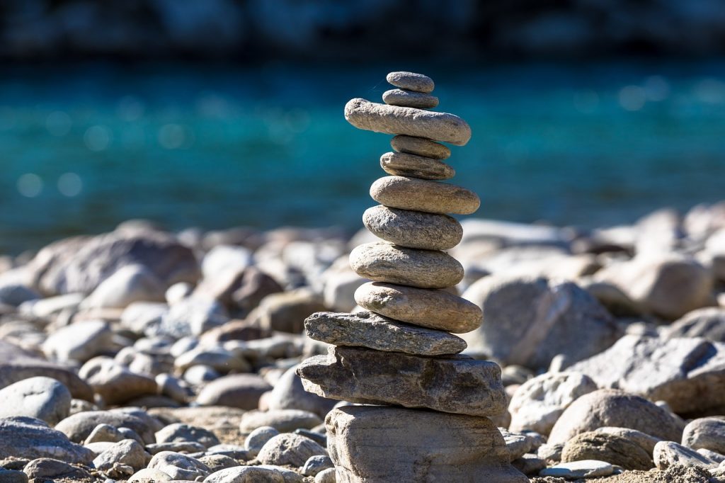 Piedras en equilibrio representando armonía y bienestar